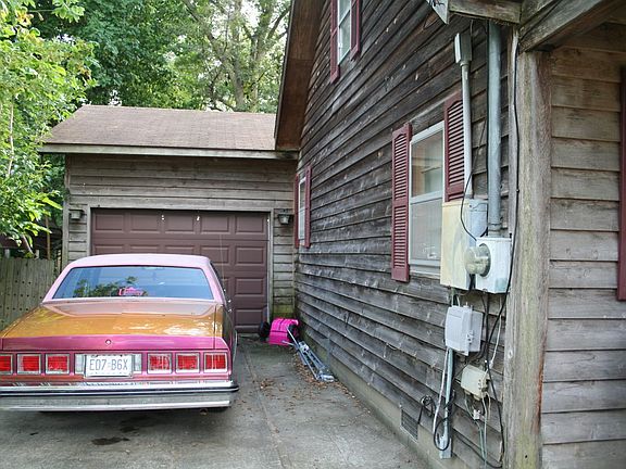 2nd image of 208 E Poplar St