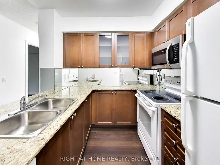 761 Bay St #313 — Photo 6