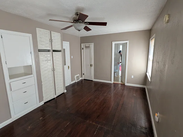 937 E Halliday St — Photo 8