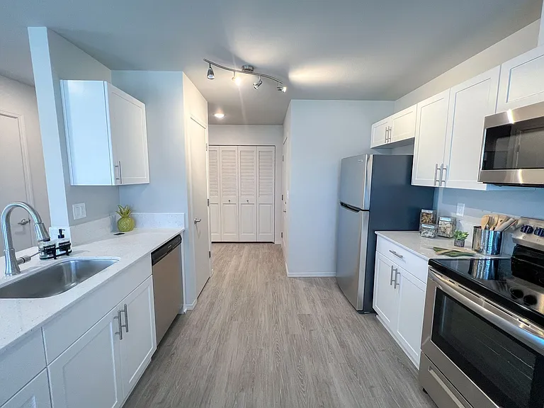 Leasing Special: $500 off 1 Month's Rent plus $1000 Standard Security Deposit! — Photo 4