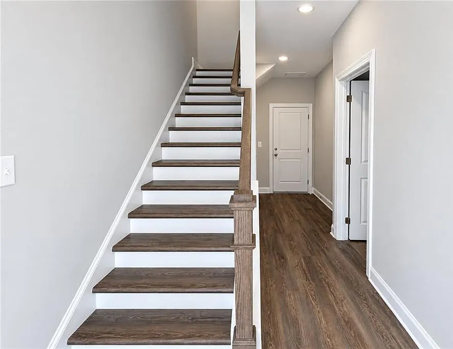 3 bed, 3.5 bath, 2550 sqft, $3,150 — Photo 3