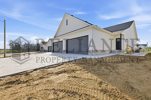 5249 N Pinecrest St Photo 1