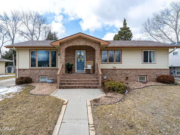 1410 Rider Rd, Grand Forks, ND 58201