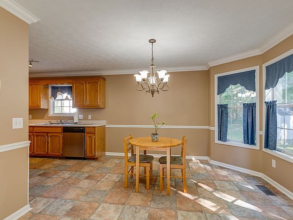 5th image of 104 Ashwood Ct