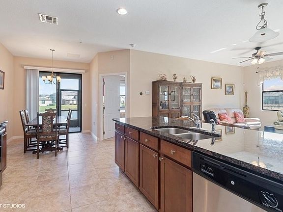 5th image of 2357 Seven Oaks Dr