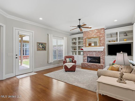 3rd image of 118 Hampton Rdg