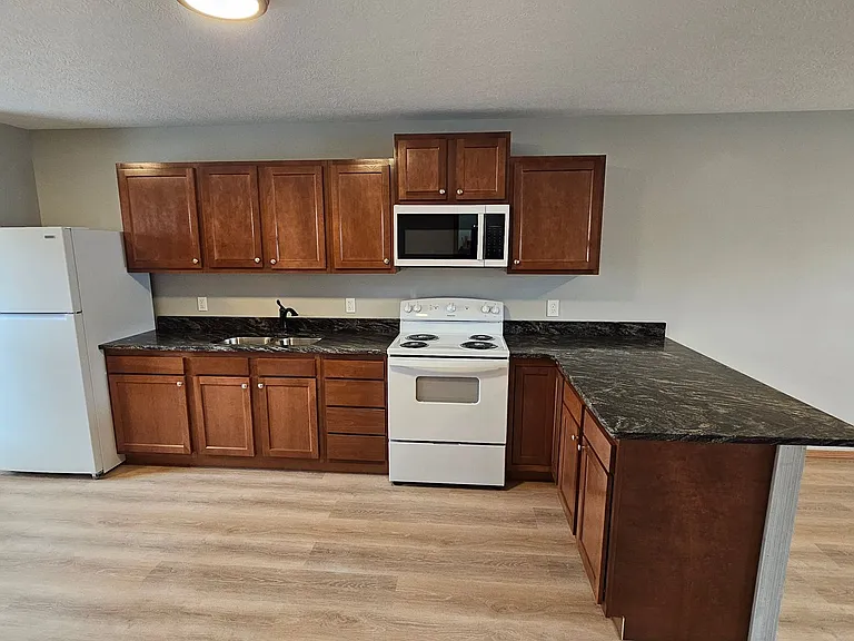 102 Benton St N — Photo 6