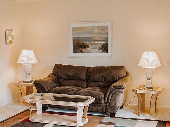 4th image of 1577 Greenlea Dr APT 3