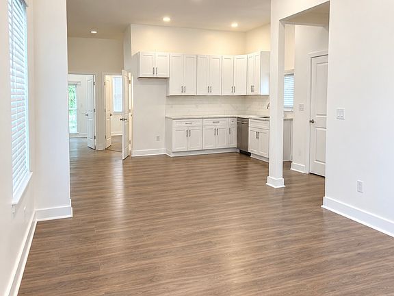4th image of 2520 W Forest Ave