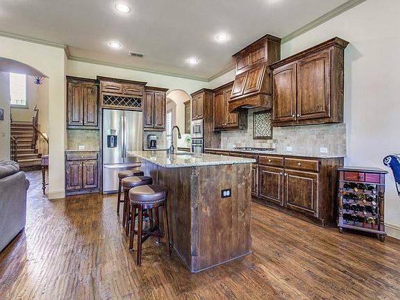 4th image of 910 Summerwood Ln
