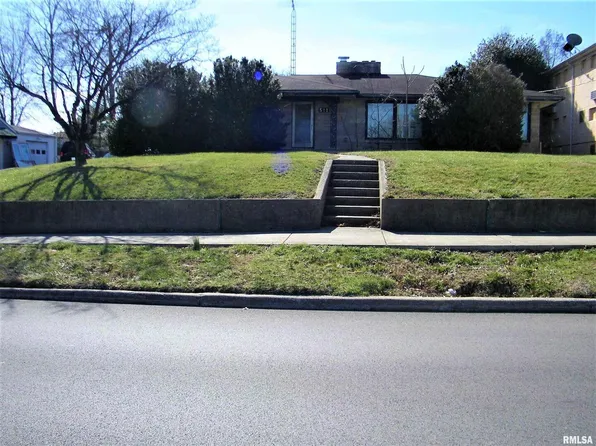 511 E Poplar St, Harrisburg, IL 62946