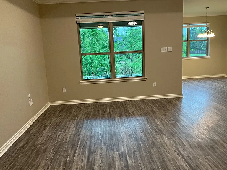 2103 Boston Dr — Photo 2