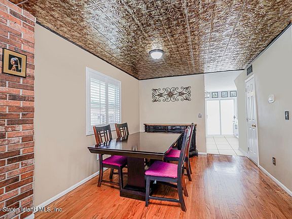 5th image of 8 Cedar Ave