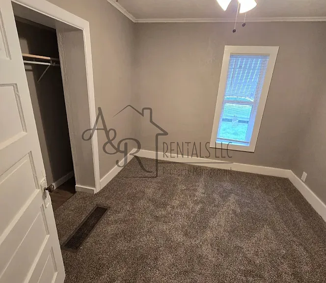 513 E Adams St — Photo 4