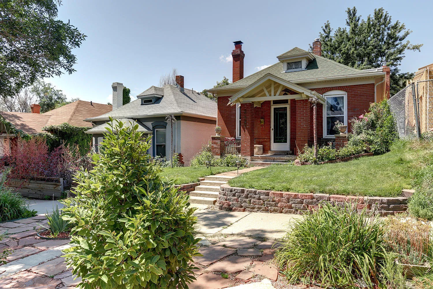 Bungalow in Desirable Highlands! Location Matters! — Photo 1