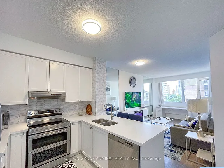555 Yonge St #510 — Photo 31