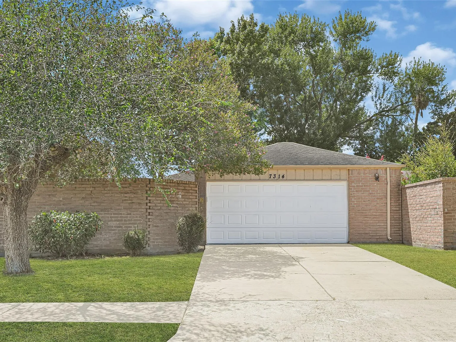 3 bed, 2.0 bath, 1832 sqft, $1,800 — Photo 2