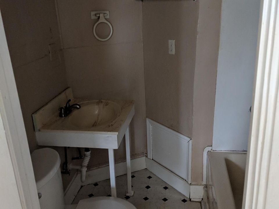 2nd image of 1123 Lynn St APT 3