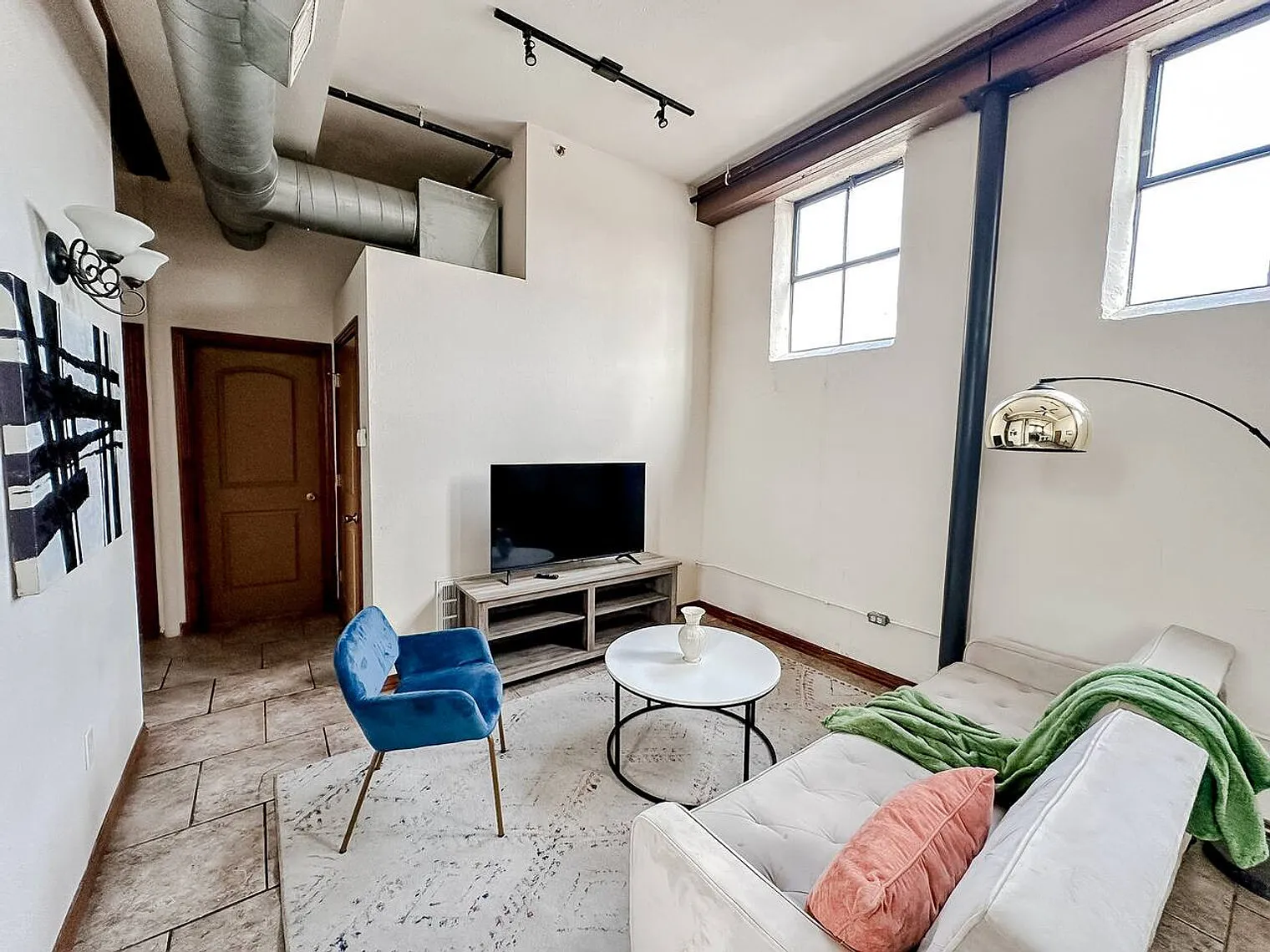 2 bed, 1.0 bath, $2,438 — Photo 2