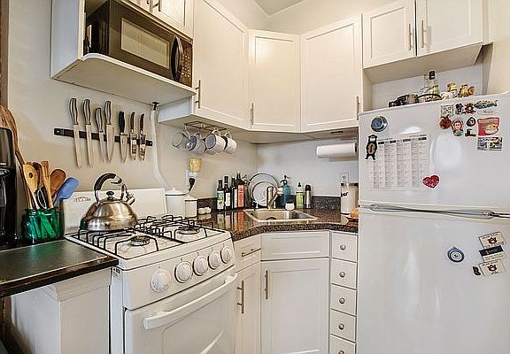 3rd image of 22 W 83rd St APT A
