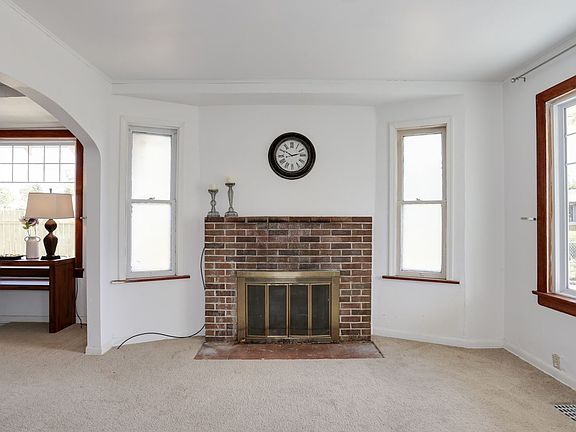 3rd image of 1918 W Knox Ave