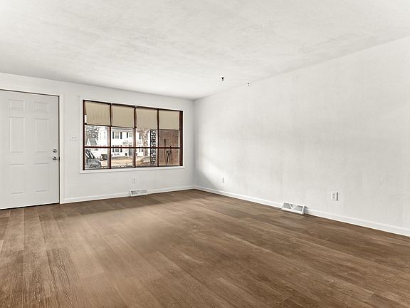5th image of 2408 W Moss Ave