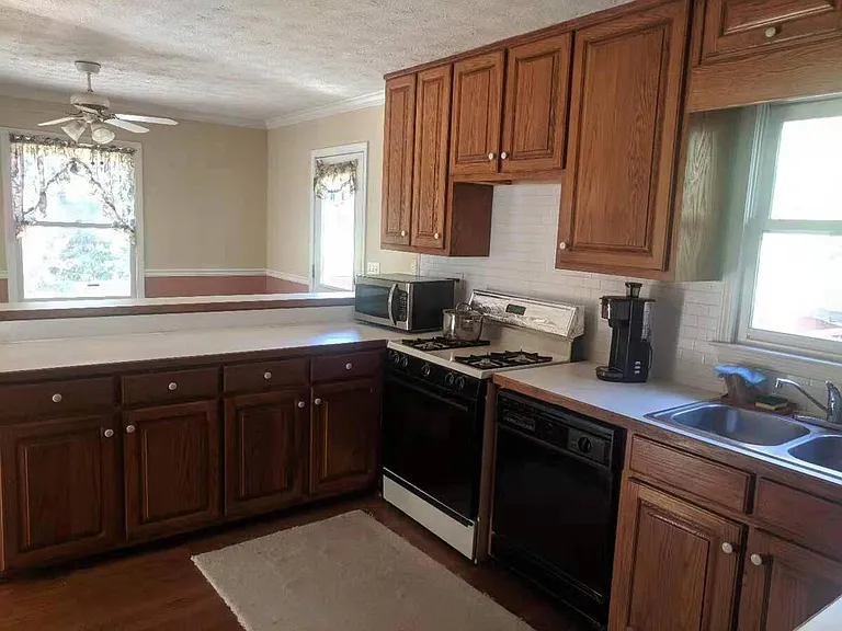 1188 Westchester Dr — Photo 7