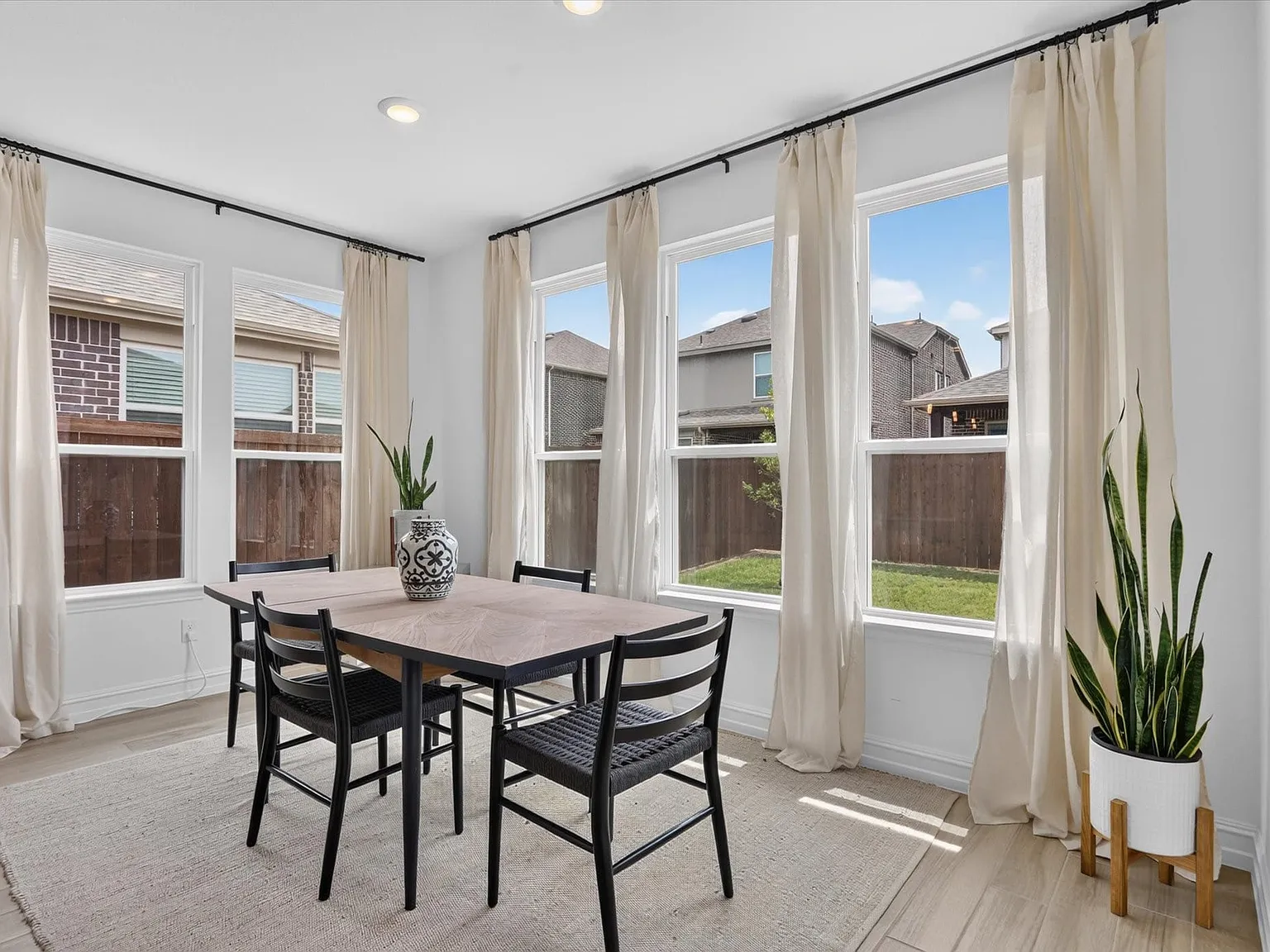 3 bed, 2.5 bath, 2216 sqft, $3,400 — Photo 4