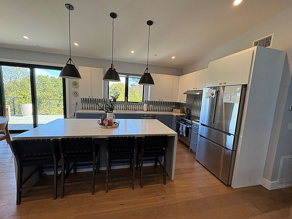 3rd image of 812 Spring Dr