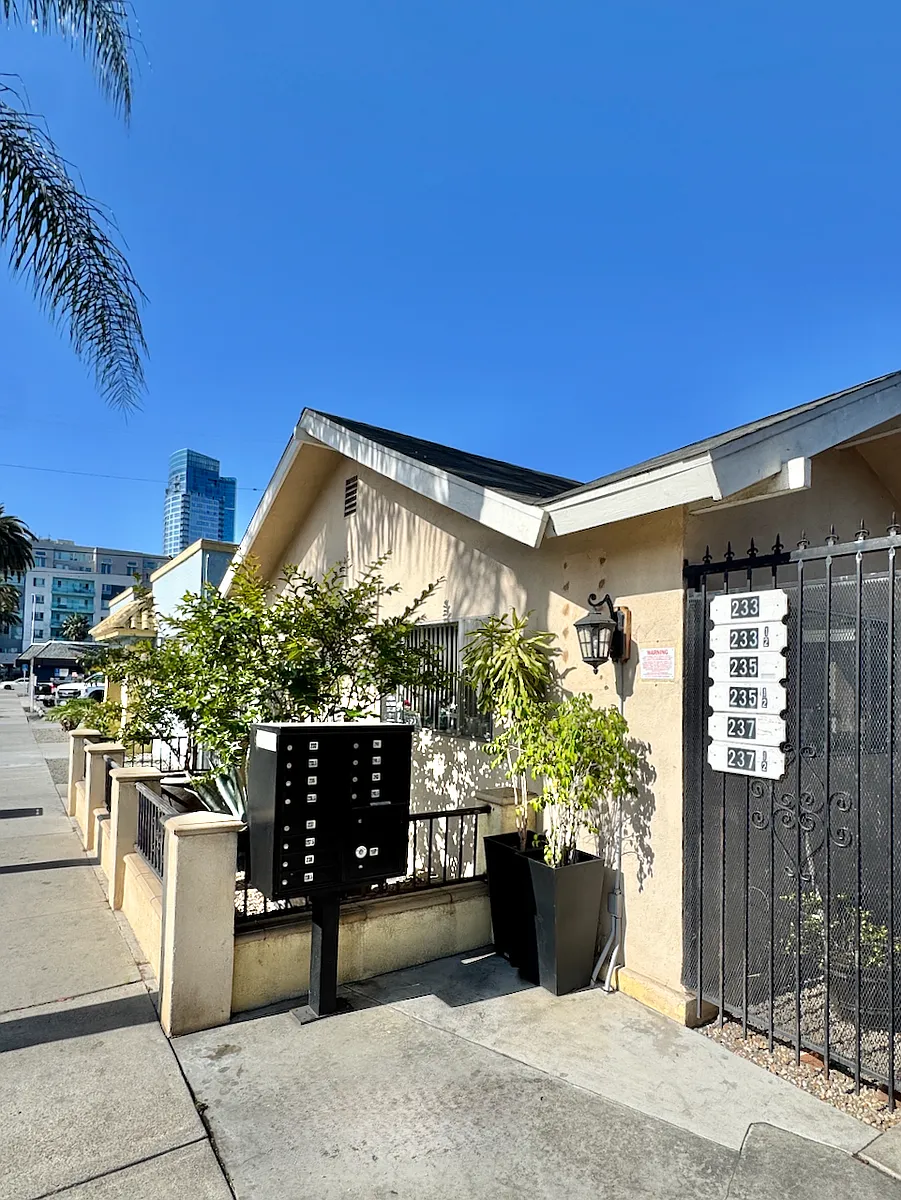Building Photo - 233-243.5 N Olive Ave #237.5