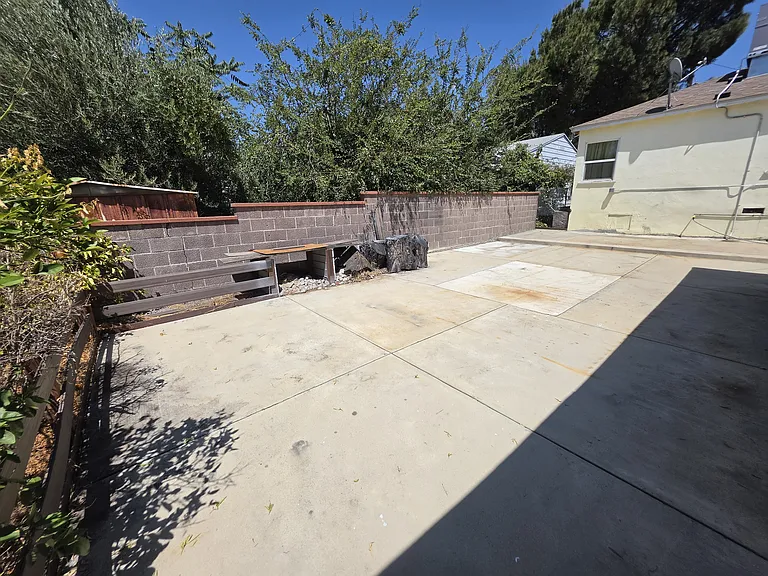10533 Nassau Ave — Photo 17