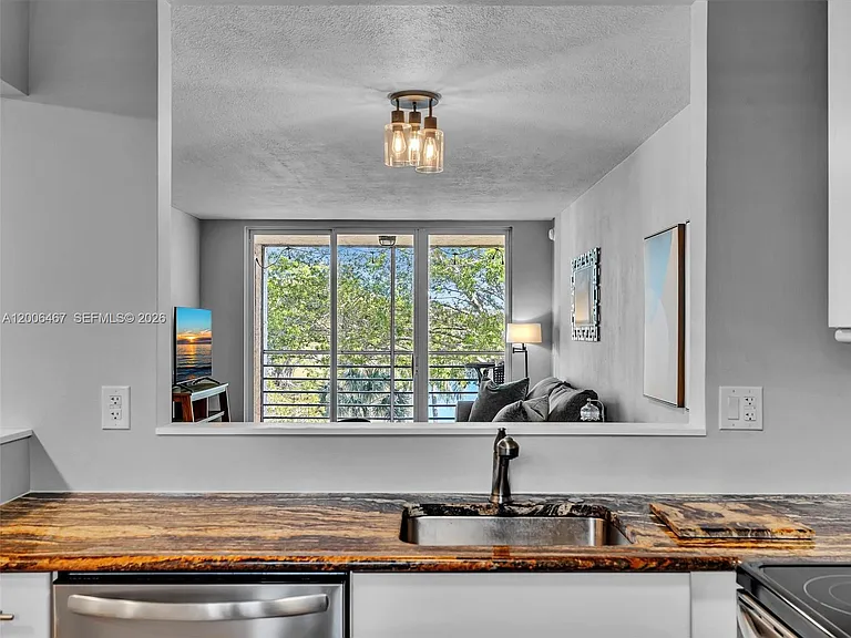 9340 Lagoon Pl #303 — Photo 11
