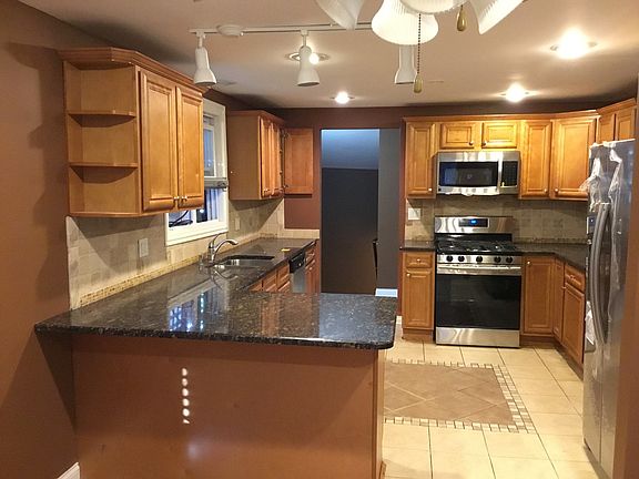 5th image of 10208 S Hoxie Ave