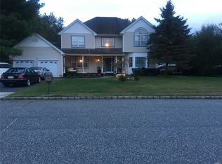 27 Mark Twain Ln, East Setauket, NY 11733