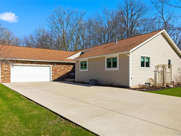 21568 Cass St, Farmington Hills, MI 48335
