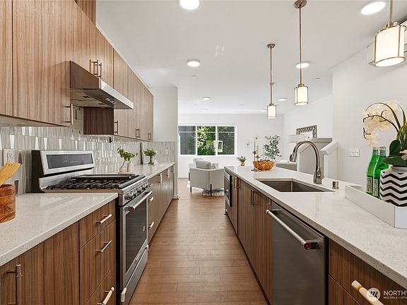 4th image of 15865 NE 14th Road