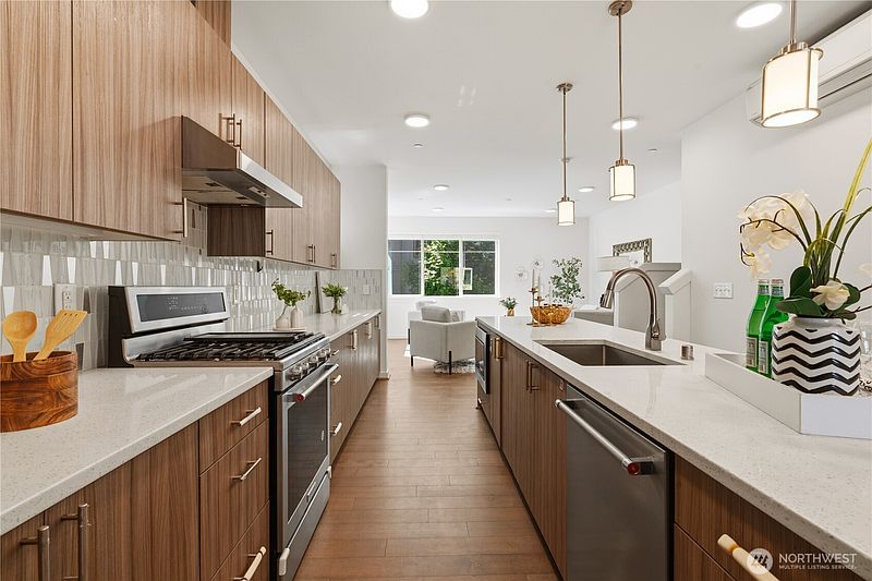 3rd image of 15865 NE 14th Road