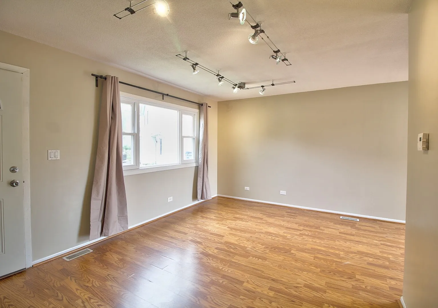 2 bed, 900 sqft, $1,850 — Photo 2