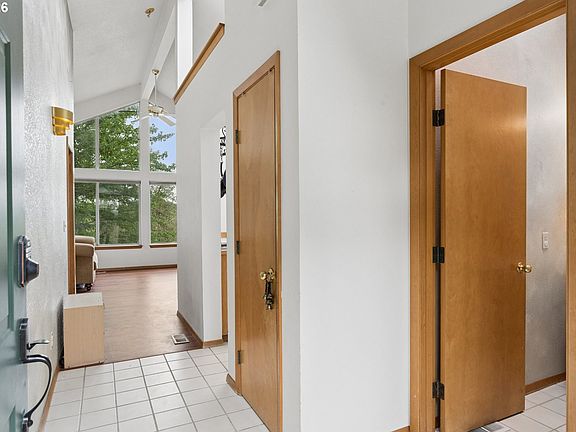 5th image of 512 SE Alder Ct