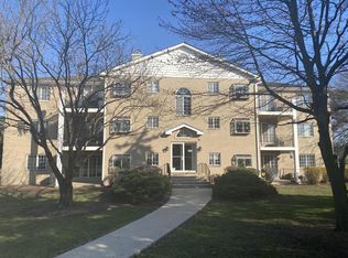 1258 Chalet Rd APT 204, Naperville, IL 60563