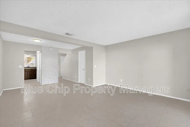 Building Photo - 203 Watts Ln #C