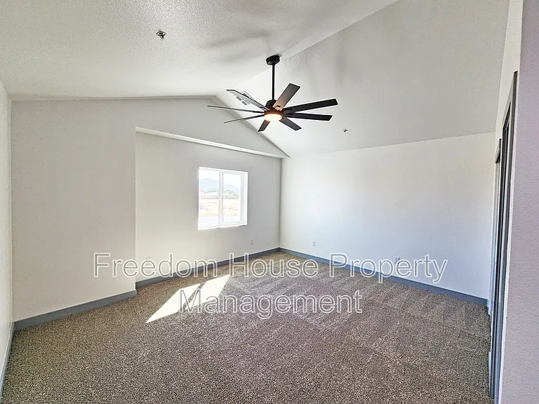384 Erin St — Photo 17