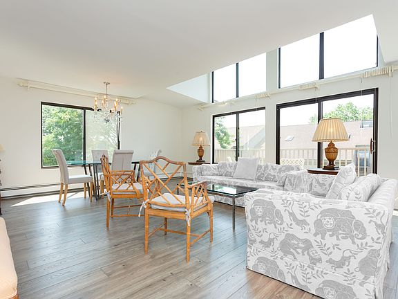 Spacious and Bright-Two Bedroom Unit