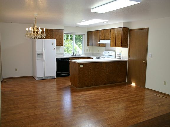 3rd image of 215 M St SE