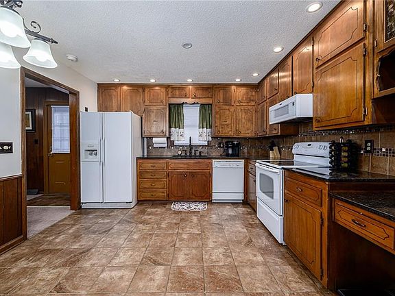 3rd image of 8716 Haskell Ave
