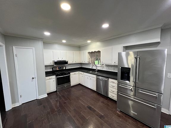 3rd image of 524 Creekview Cir