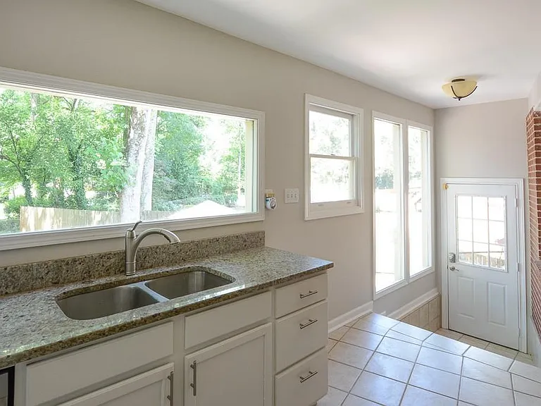 2671 Woodridge Dr — Photo 6