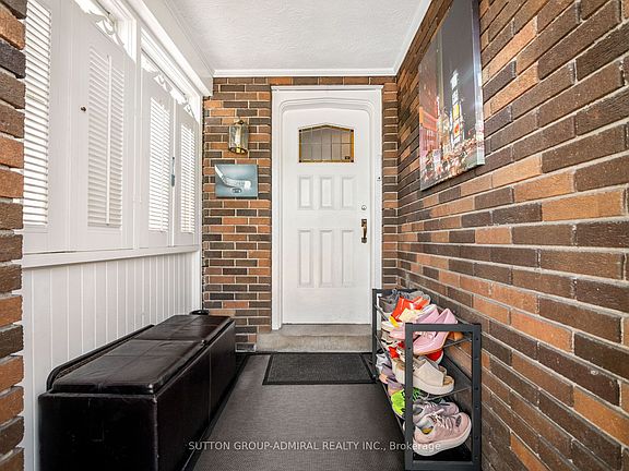 4th image of 980 Kipling Ave