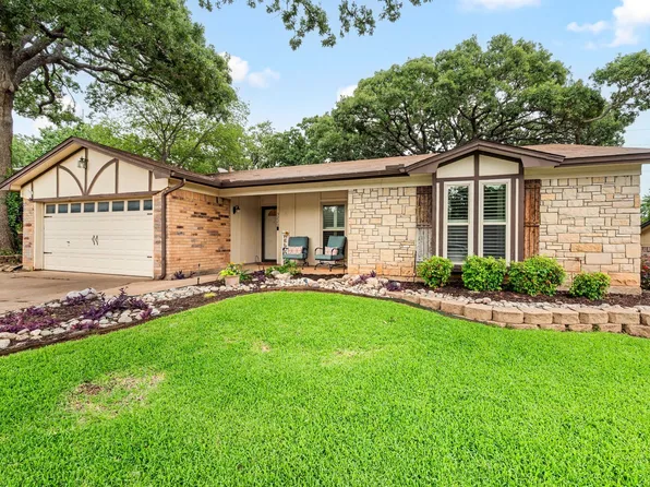 3220 Meadow Wood Ln, Bedford, TX 76021