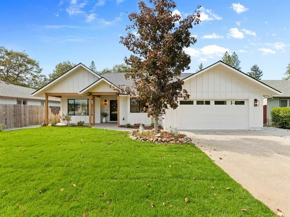 335 Yew Wood Dr, Shady Cove, OR 97539